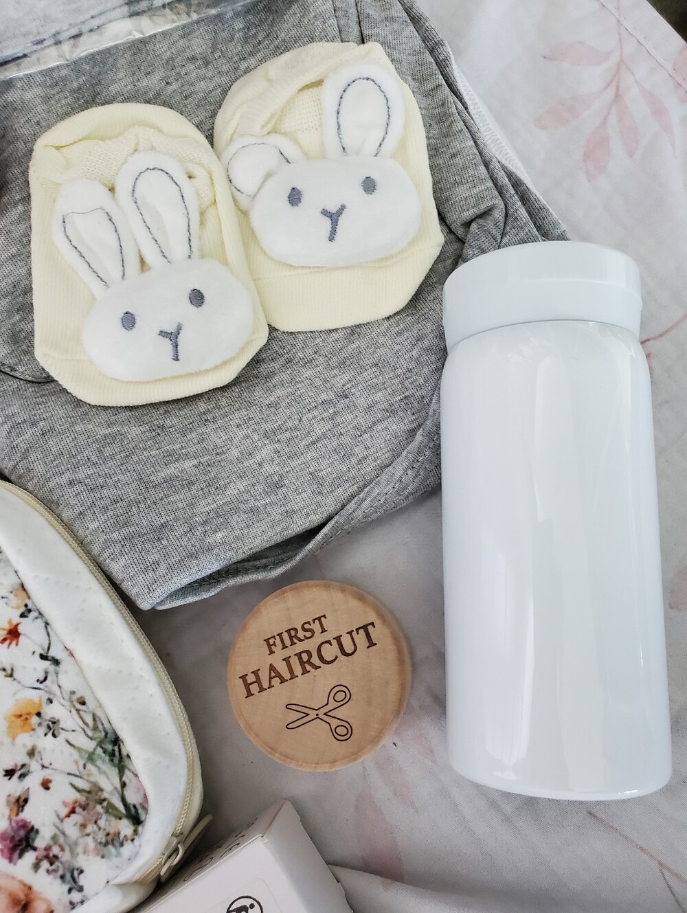 Luxury Baby Gift Basket Thoughtfully Curated Neutral Newborn Essentials - Picture 5 of 10